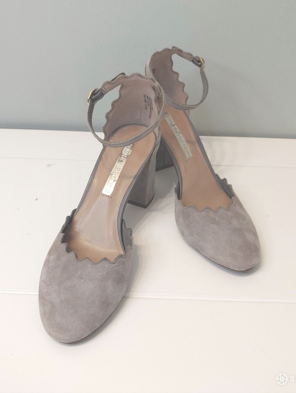 Audrey Brooke women gray suede leather scalloped blockheel ankle strap shoes 8.5